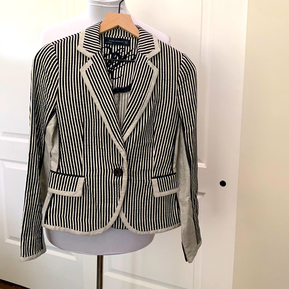 FUN & FITTED PINSTRIPE JACKET